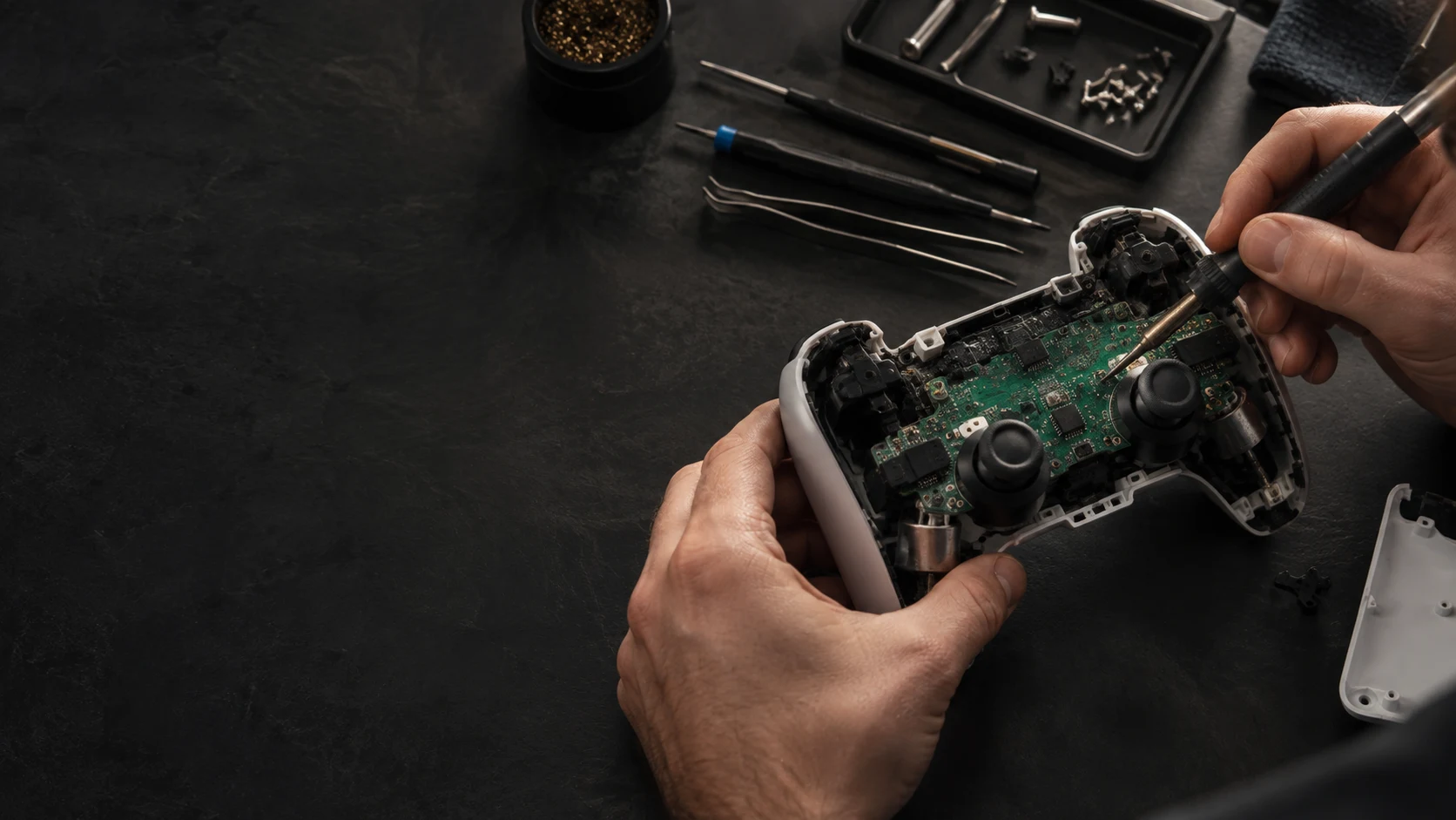 Imagem ilustrativa de mãos realizando reparo em controle gamer numa bancada técnica